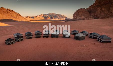 Beduinen touristische Campingplatz in Wadi Rum Wüste, Jordanien bei Sonnenaufgang Stockfoto