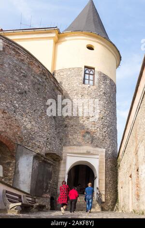 Die Gebäude wurden renoviert und für Besucher der Burg Palanok, Mukachevo, Ukraine, renoviert Stockfoto