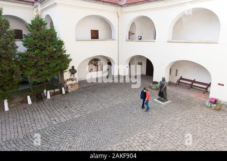 Die Gebäude wurden renoviert und für Besucher der Burg Palanok, Mukachevo, Ukraine, renoviert Stockfoto