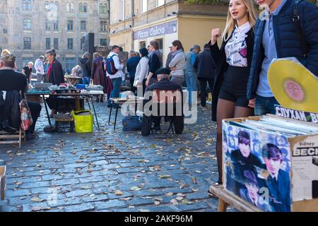 Browsen durch Kästen second hand Bücher und Schallplatten auf dem Flohmarkt auf den Straßen von Lviv, Ukraine Stockfoto