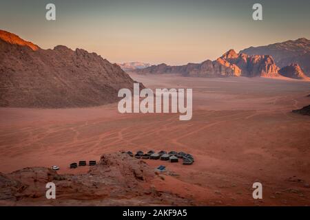 Camping und den Sonnenaufgang beobachten in Wadi Rum Wüste, Jordanien Stockfoto