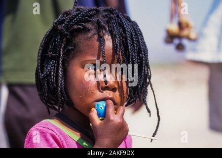 Himba weibliches Kind in einem Himba Dorf, Kaokoveld, Namibia, Afrika Stockfoto