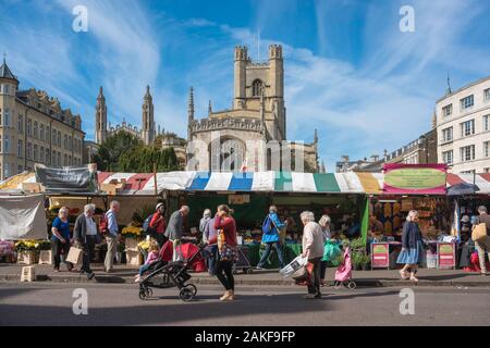 Cambridge Market, Blick auf die Menschen, die auf dem Marktplatz im Zentrum von Cambridge einkaufen, mit der Great St Mary's Church, die man weiter sehen kann, England, Großbritannien. Stockfoto