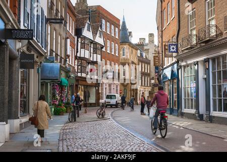 Trinity Street Cambridge, Blick auf die Trinity Street, eine beliebte Einkaufsstraße im Zentrum von Cambridge, England, Großbritannien. Stockfoto