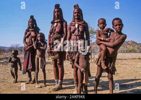 Himba Frauen und Kinder im Kaokoveld, die Tribal Dorf Namibia, Afrika Stockfoto