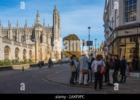 Guide city tour, Blick auf eine Gruppe von jungen Menschen in King's Parade, Cambridge, hören auf ihre Führer während einer Tour der Universitätsstadt, Großbritannien Stockfoto