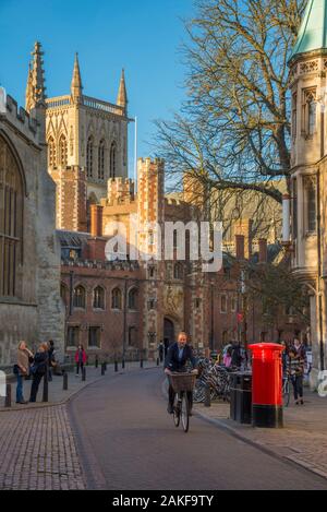 Großbritannien, England, Cambridgeshire, Cambridge, Trinity Street in St. John's Street Stockfoto