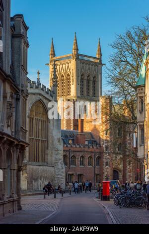 Großbritannien, England, Cambridgeshire, Cambridge, Trinity Street in St. John's Street Stockfoto