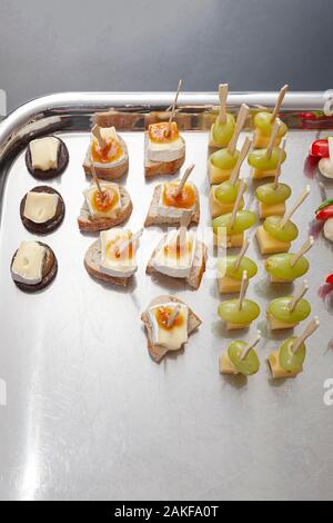 Kleiner verschiedenartiger Fingerfood aufgereiht dekoriert auf Buffet mit Käse und Obst Kanapees. Stockfoto