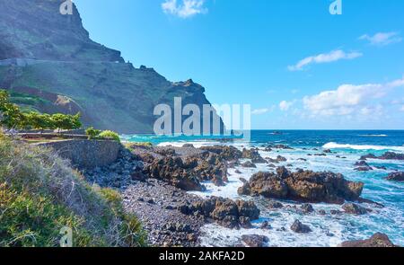 Den Atlantischen Ozean und die felsige Küste im Norden von Teneriffa in der Nähe von Buenavista del Norte, Kanarische Inseln - Landschaft, Meerblick Stockfoto