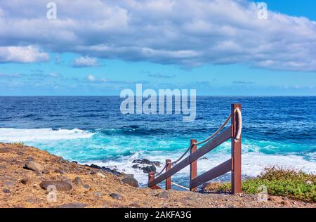 Den Atlantischen Ozean und die felsige Küste der Insel Teneriffa mit Fußweg zum Wasser, Die Kanarischen Inseln - Landschaft, Meerblick Stockfoto