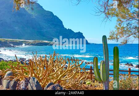 Der Atlantische Ozean und Anlagen an der Küste von Teneriffa, Kanaren - Landschaft, Meerblick Stockfoto