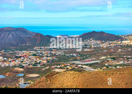 Panoramia an der Südküste von Teneriffa mit kleinen Städten (Adeje, Las Chafiras, Los Cristianos, und Palm Mar), Kanarische Inseln - Landschaft Stockfoto