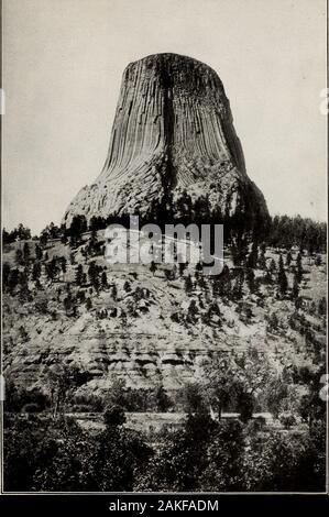 Die Nationalparks Portfolio. die Klippe der und durch eine gemauerte Wand fourfeet Hohe geschützt, so dass es nicht von außen sichtbar ist. Die Wände des structureare von Mauerwerk und Adobe, innen und außen mit Lehm verputzt. DEVILS TOWER NATIONAL MONUMENT T^seine außergewöhnliche Masse von eruptivgestein ist einer der auffälligsten - * ? Funktionen, die in den Black Hills Region von Wyoming. Der Turm ist eine steile Welle steigende sechshundert Meter über eine roundedridge der sedimentären Felsen, ungefähr sechs hundert Fuß hoch, auf der West Bank of Belle Fourche River. Die fast flache Oberseite ist elHptical in Stockfoto