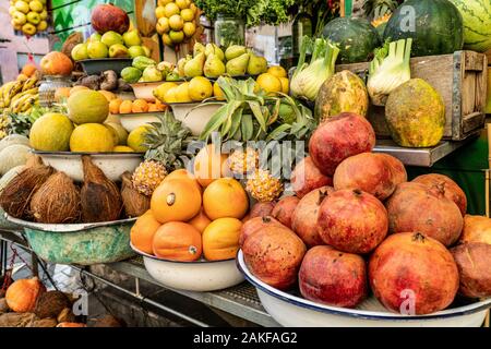 Obst und Gemüse auf dem Display an einer im Fruchtsaft und Smoothie in Tel Aviv, Israel Stockfoto