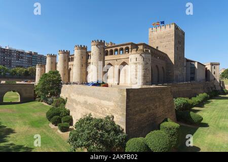 ZARAGOZA, SPANIEN - 20. AUGUST 2017: eine Linie von Tourist am Eingang des Aljaferia Palastes in Zaragoza, Spanien, einer befestigten mittelalterlichen islamischen Palast b Stockfoto