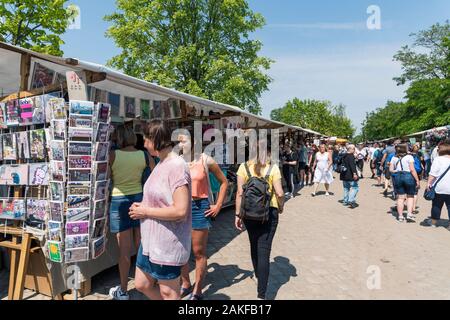 BERLIN, DEUTSCHLAND - 27. MAI 2018: Leute einkaufen bei den beliebten Flohmarkt am Mauerpark Flohmarkt in Berlin, Deutschland, die jeden Sonntag eingestellt ist Stockfoto