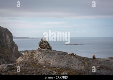 Ansicht der grönländischen Küste in der Nähe von Qaqortok mit Eisberg am Horizont Stockfoto