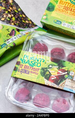 Asda auf Basis pflanzlicher Produkte. Auf Basis pflanzlicher Nahrung. Vegane Produkte verpacken Stockfoto