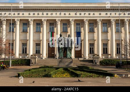 Statue der Brüder Kyrill und Methodius an der Vorderseite der Nationalbibliothek Sofia Bulgarien, Osteuropa, Balkan, EU Stockfoto