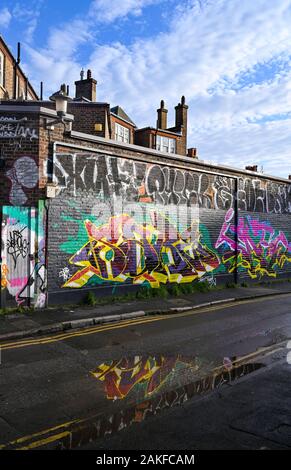 Graffiti an der Wand in der Nähe von Preston Circus in Brighton, Großbritannien Stockfoto