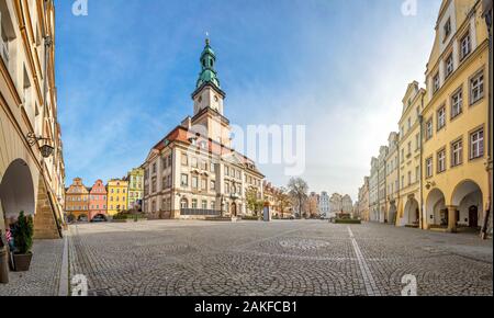 Jelenia Gora, Polen. Der Marktplatz (Rynek Jeleniogorski) mit historischen Gebäude der Stadt Halle Stockfoto