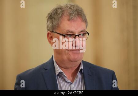 UUP Partei Verhandlungsführer Mike Nesbitt im Gespräch mit den Medien in der Großen Halle des Stormont Parlament Gebäude in Belfast als Frist für die Wiederaufnahme einer Machtteilung in Nordirland. Stockfoto