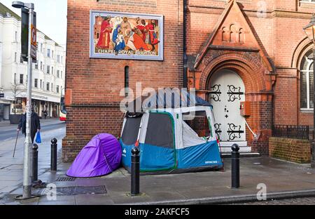 Obdachlose Zelte außerhalb der Chapel Royal Kirche in der North Street Brighton Stockfoto