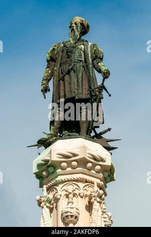 Statue von Afonso de Albuquerque, symbolisch steht auf einem Stapel von Waffen. Belem, Lissabon, Portugal Stockfoto