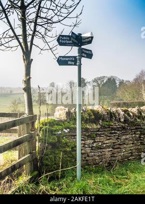 Ein Fußweg Zeichen in der Landschaft von Cotswold in Gloucestershire. Stockfoto