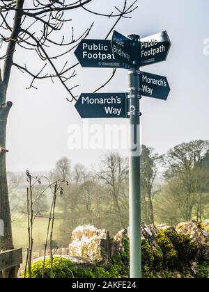 Ein Fußweg Zeichen in der Landschaft von Cotswold in Gloucestershire. Stockfoto