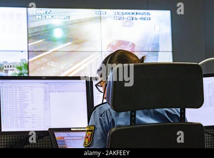 Mainz, Deutschland. 09 Jan, 2020. Eine Polizistin Sitzt vor Ihrem Bildschirm im Mainzer Polizeipräsidium in der Notruf- und Betrieb Management Center (zNuE). Der Minister des Innern des Landes Rheinland-Pfalz präsentiert die zNuE im Polizeipräsidium in Mainz. Die Verfügbarkeit des Notrufs und die Disposition der Notfalldienste sollte optimiert werden. Credit: Andreas Arnold/dpa/Alamy leben Nachrichten Stockfoto