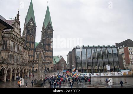 Bremen, Deutschland. 09 Jan, 2020. Demonstranten haben auf dem Markt für die Sammlung "Kein Krieg gegen den Iran! Credit: Sina Schuldt/dpa/Alamy leben Nachrichten Stockfoto