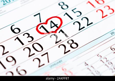 Roten Herzen auf dem Kalender mit markierten Datum der Valentines Tag, closeup Kalender Seite mit dem roten Herzen am 14. Februar Stockfoto