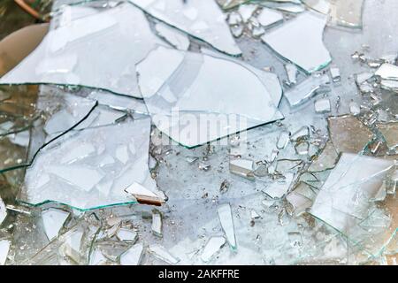 Recyclingindustrie - Zerbrochener Glasbehälter. Stockfoto