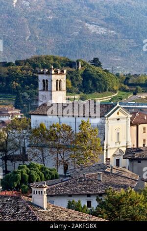 Die San Vincenzo und Anastasio Kirche im Dorf Isera. Trient Provinz Trentino Alto-Adige, Italien, Europa. Stockfoto