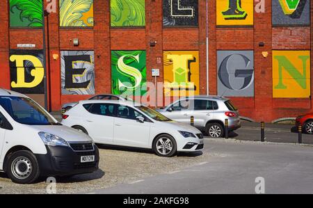 Riesige design Schriftzüge auf Gebäude in Leeds yorkshire United Kingdom Stockfoto