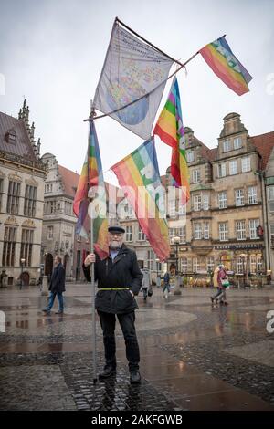 Bremen, Deutschland. 09 Jan, 2020. Demonstrator Johannes Philipp trägt Fahnen mit der Aufschrift "Frieden" auf der Kundgebung "Kein Krieg gegen Iran! Credit: Sina Schuldt/dpa/Alamy leben Nachrichten Stockfoto