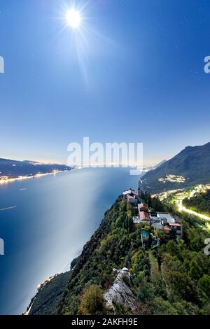 Die wallfahrtskirche Montecastello erhebt sich auf der Spitze des Felsens mit Blick auf den Gardasee. Tignale, Provinz Brescia, Lombardei, Italien, Europa. Stockfoto