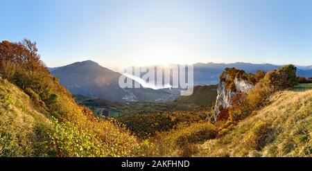 Herbst Sonnenuntergang auf dem Monte Creino und den Gardasee. Ronzo Chienis, Trient Provinz Trentino Alto-Adige, Italien, Europa. Stockfoto