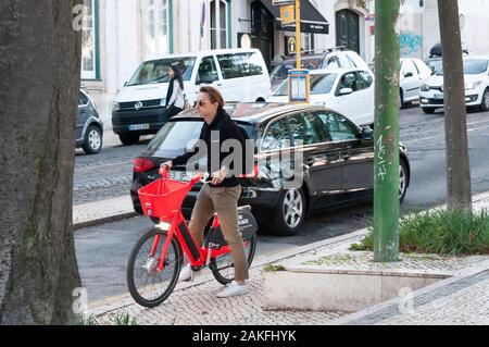 Uber Jump City Bike ebike, Autovermietung. In Bairro Alto, Lissabon, Portugal fotografiert. Stockfoto