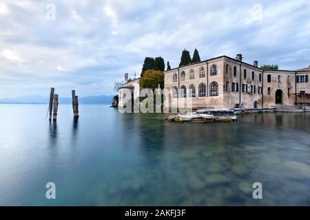 Die Bucht der Sirenen in Punta San Vigilio war das Ziel der berühmten Menschen wie Winsotn Churchill. Gardasee, Provinz Verona, Venetien, Italien. Stockfoto