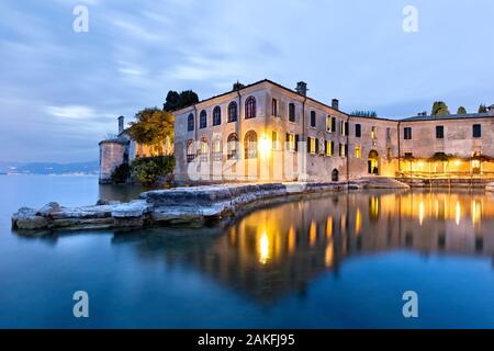 Dämmerung an der Bucht der Sirenen in Punta San Vigilio. Gardasee, Provinz Verona, Venetien, Italien, Europa. Stockfoto