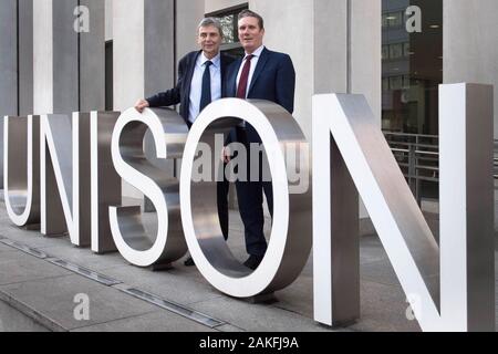 Die Spitzenkandidaten, Sir Kier Starmer (rechts) MP, ist UNISON Hauptsitz in Euston, London begrüßt, Generalsekretär, Dave Prentice (links), nachdem die Union ihre Unterstützung für ihn erklärt. Stockfoto