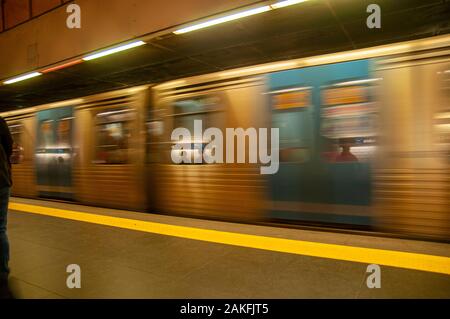 Motion Blur geben Sie die U-Bahn U-Bahn station Baixa Chiado in Lissabon, Portugal Stockfoto