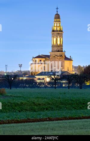 Nacht in der Kathedrale von San Lorenzo Martire in Chilches. In der Provinz Verona, Venetien, Italien, Europa. Stockfoto