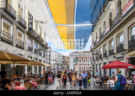 Straßencafés und Menschen Einkaufen in der Calle de Preciados in der Nähe der Puerta del Sol, zentral, Madrid, Spanien. Stockfoto