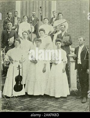 Geschichte der Biber Federn, Penn'a und cenntennial Souvenir Buch. Die reformierte Kirche Chor. Obere Reihe von links nach rechts:][:irg: irct Shainbach (Orgel-ist), A.W. Mnssor (Leader), [. ottie Smith; 2 (1. Zeile, D. Frank Spaid, Kathryn Wetzel, J.15. Spangler; untere Reihe, Dr. J. (). Wagner, Frau G. M. Smith, Frau J. V. Sehamhaeh,.1. (. Sehambaeh. Joseph Lange führte eine Gewehr - das erste Automobil von Asmith Shop an der Stelle, wo Ira Bürger der Stadt durch Sam-Lepley empfangen wurde jetzt lebt, eine Meile nordwestlich uel F. Aurand, im August, (9) (Itof Stadt, wo er an der arbeitete ist ein zwei-sitzenden Loco Stockfoto