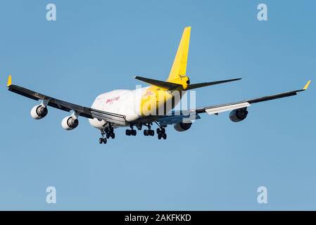 Eine Boeing 747-400-Frachtflugmaschine von Kalitta Air, die für DHL Aviation arbeitet. Kalitta Air ist eine US-amerikanische Frachtfluggesellschaft. Stockfoto