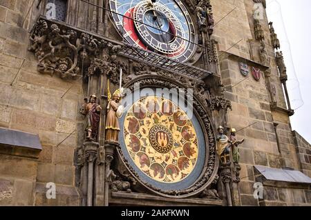 Prag, Tschechische Republik - 27. Dezember 2019: Altes Rathaus Rathausturm, der Astronomischen Uhr (Prager Orloj) Stockfoto